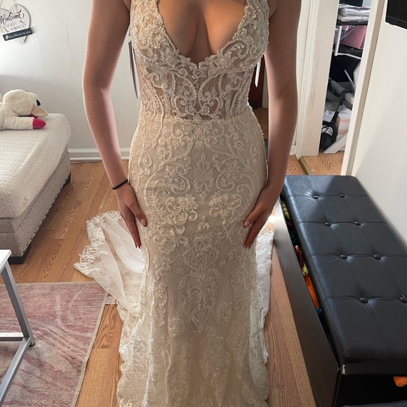 David’s Bridal Galina Signature Wedding dress. Never worn. - Picture 1 of 9